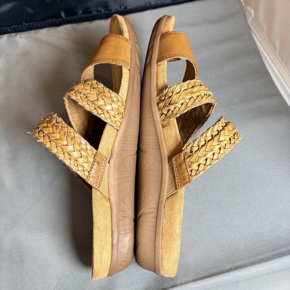 Baretraps Jonelle Woven Size 9.5 Tan Brown Toe Loop Women's Sandals  Flip-Flop - Picture 5 of 7